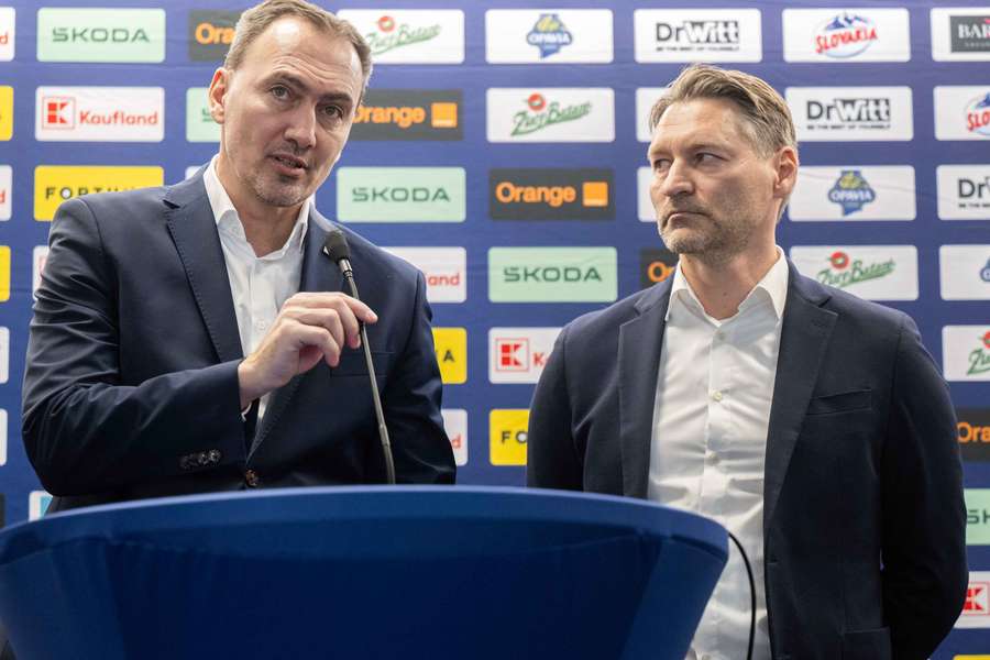 Šatan a Országh na tlačovej konferencii.