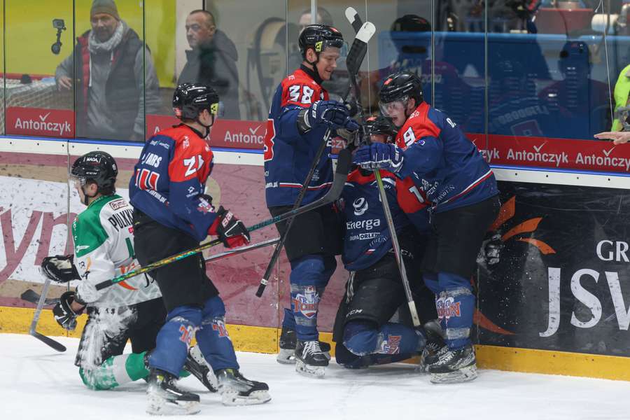 Hokeiści Unii i JKH powiększyli przewagę w play-off po poniedziałkowych meczach