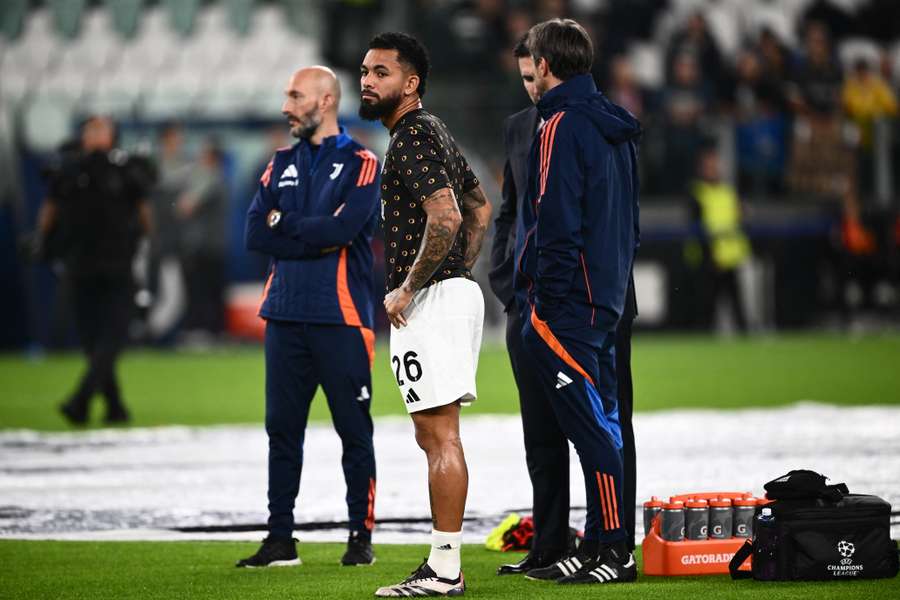 Douglas Luiz durante o aquecimento