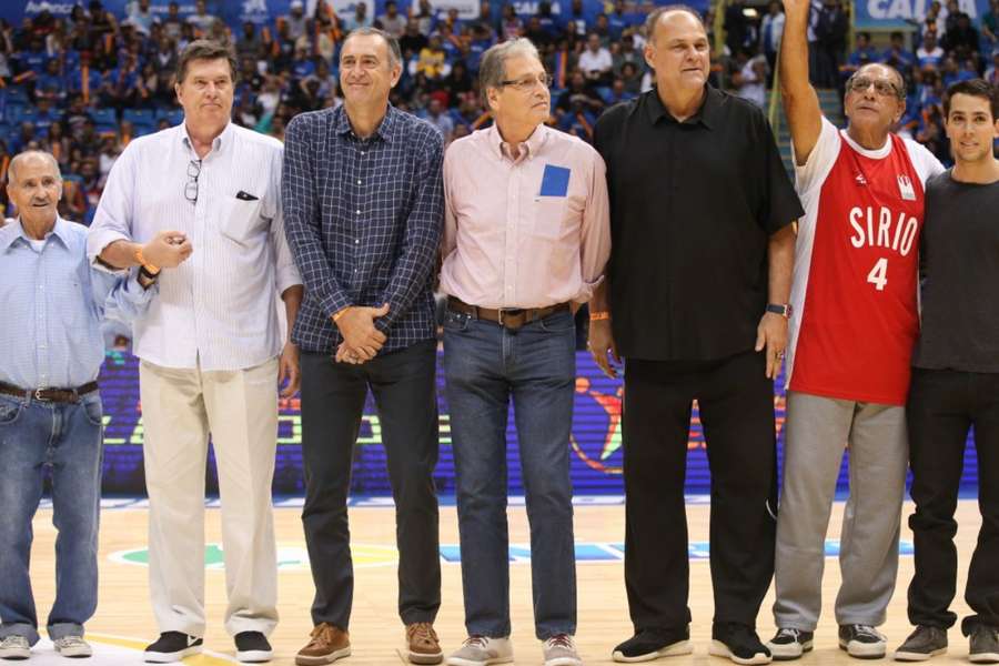 Agra (segundo à esq.) e Oscar (terceiro à dir.) em homenagem pelo título mundial do Sírio