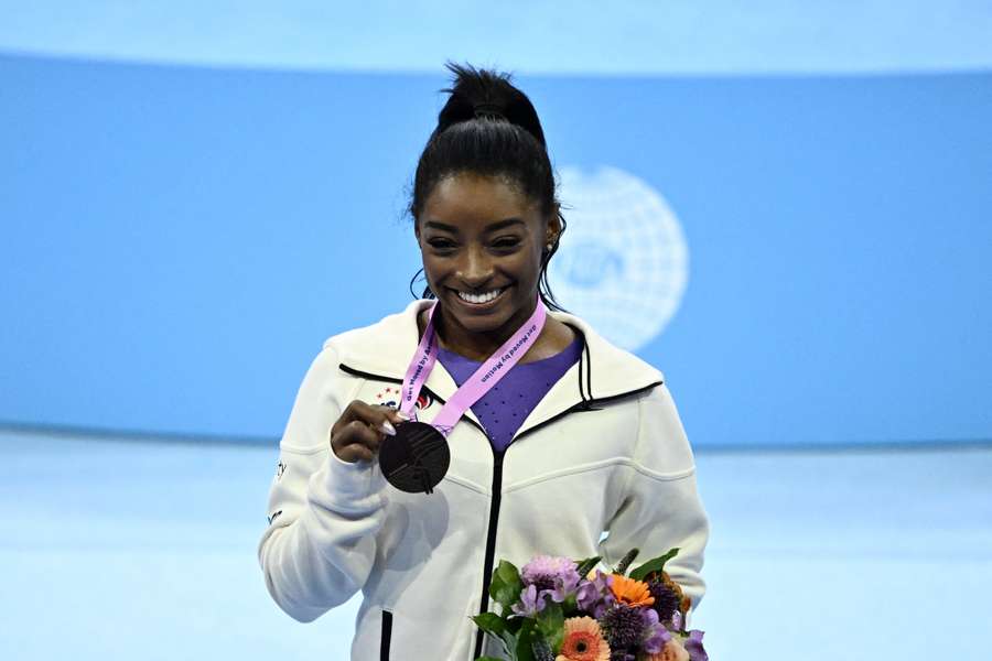 Simone Biles no pódio.