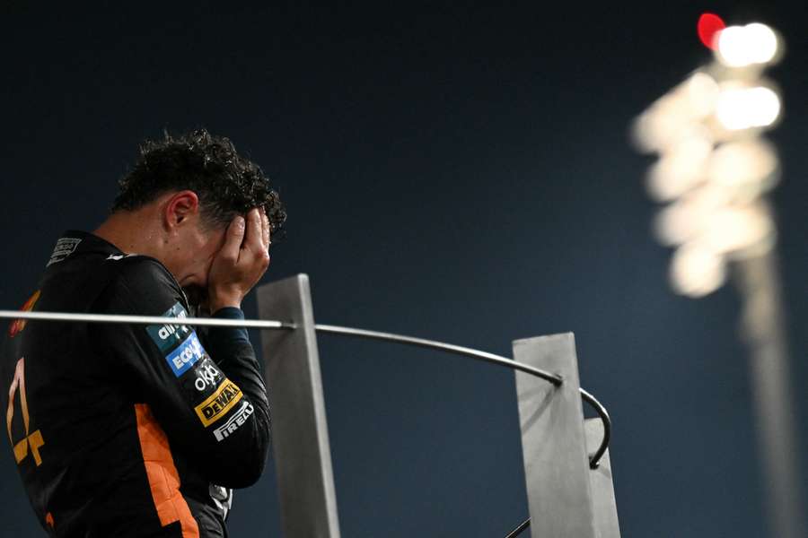 Norris premiérový titul v F1 oplakal, venoval ho rodičom. Norris premiérový titul v F1 oplakal, venoval ho rodičom.