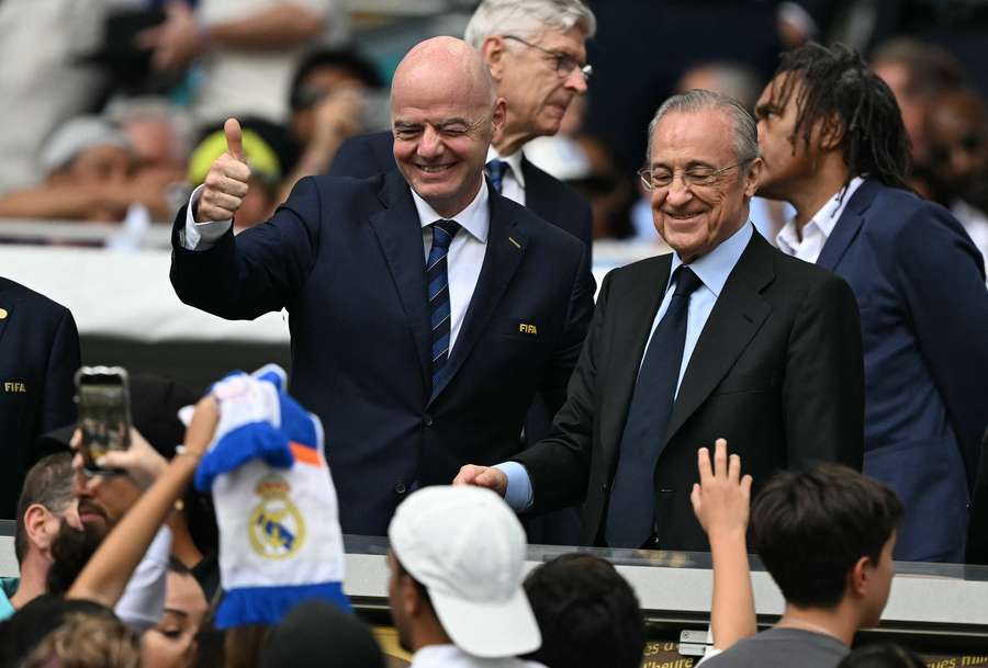 Florentino Pérez ao lado de Gianni Infantino
