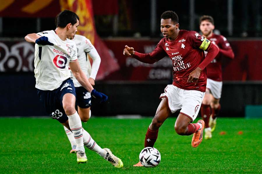 Benjamin André au duel avec Habib Diallo, Lille-FC Metz