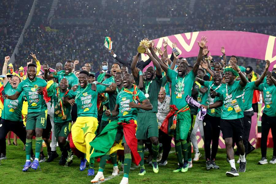 O Senegal, detentor do título, enfrenta a Gâmbia no jogo de abertura
