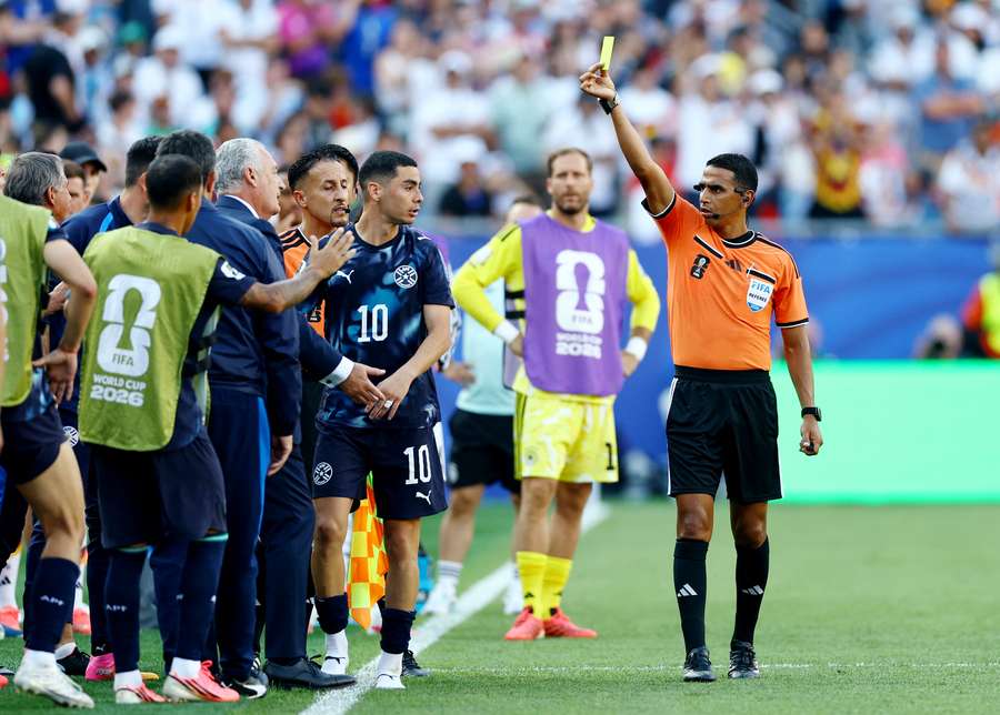 L'arbitro annulla il gol L'arbitro annulla il gol