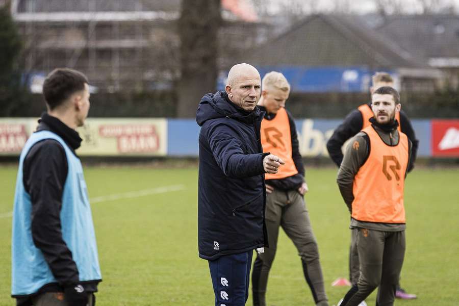 Reinier Robbemond stond afgelopen donderdag voor het eerst als hoofdtrainer op het trainingsveld