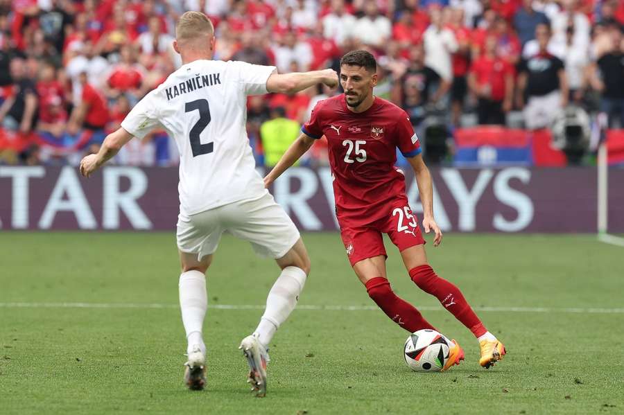 Heltemodige slovenere nedlægger uinspirerede Serbien og står på tærsklen til 1/8-finalen