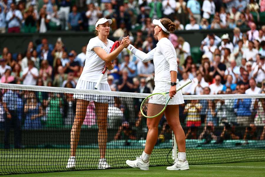 Jelena Rybakinová a Barbora Krejčíková v semifinále Wimbledonu.