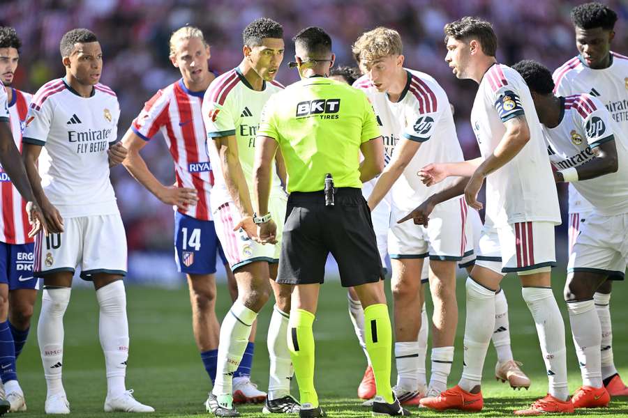 Hráči Realu Madrid okolo rozhodcu. Hráči Realu Madrid okolo rozhodcu.