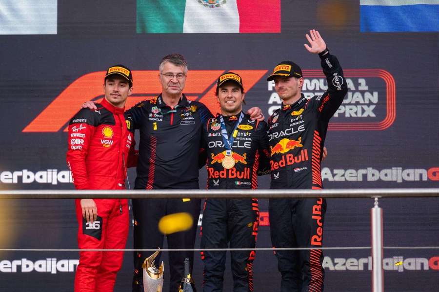 Pérez (dcha.) con Verstappen (dcha.) y Leclerc (izq.) tras ganar en Bakú