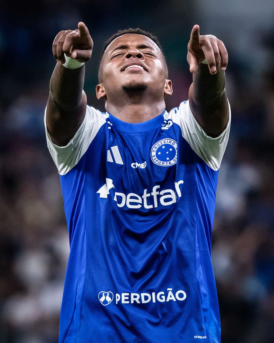 Arroyo marcou o terceiro do Cruzeiro e fechou a conta Arroyo marcou o terceiro do Cruzeiro e fechou a conta