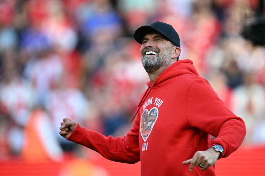 O treinador alemão do Liverpool, Jurgen Klopp, sorri ao despedir-se dos adeptos 