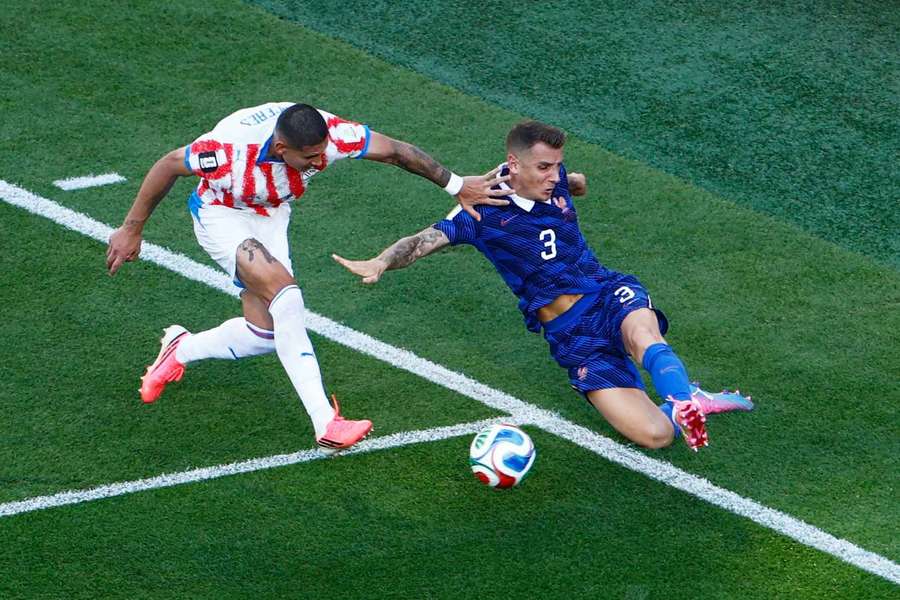 Lucas Digne contre le Paraguay durant la Coupe du monde. Lucas Digne contre le Paraguay durant la Coupe du monde.