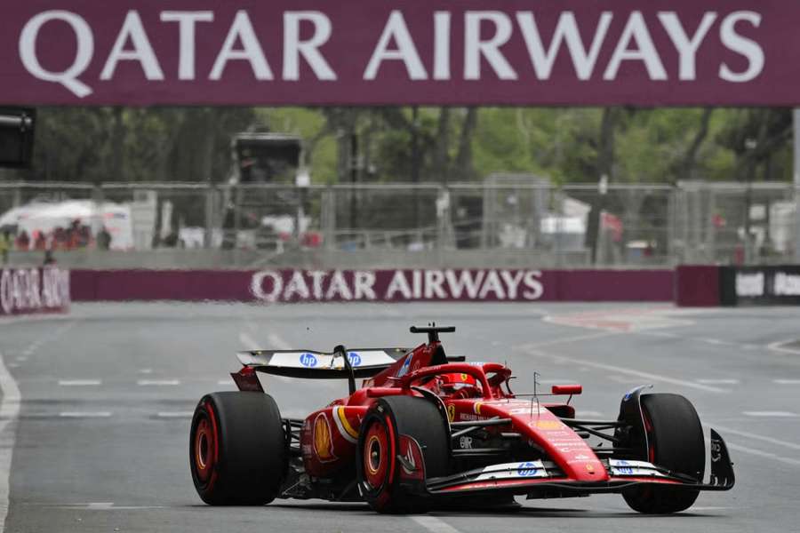 Leclerc získal pole position v Baku štvrtý raz v rade.