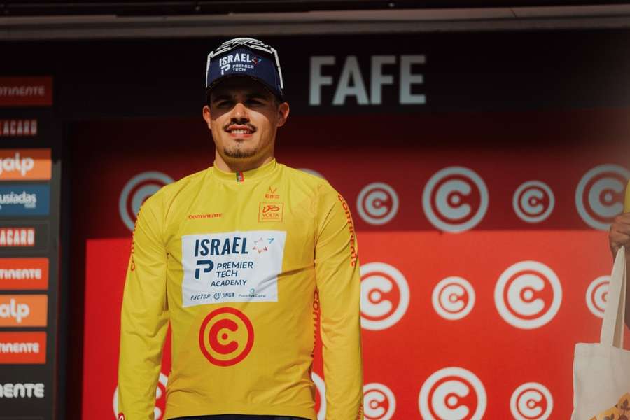 Pau Martí veste a camisola amarela
