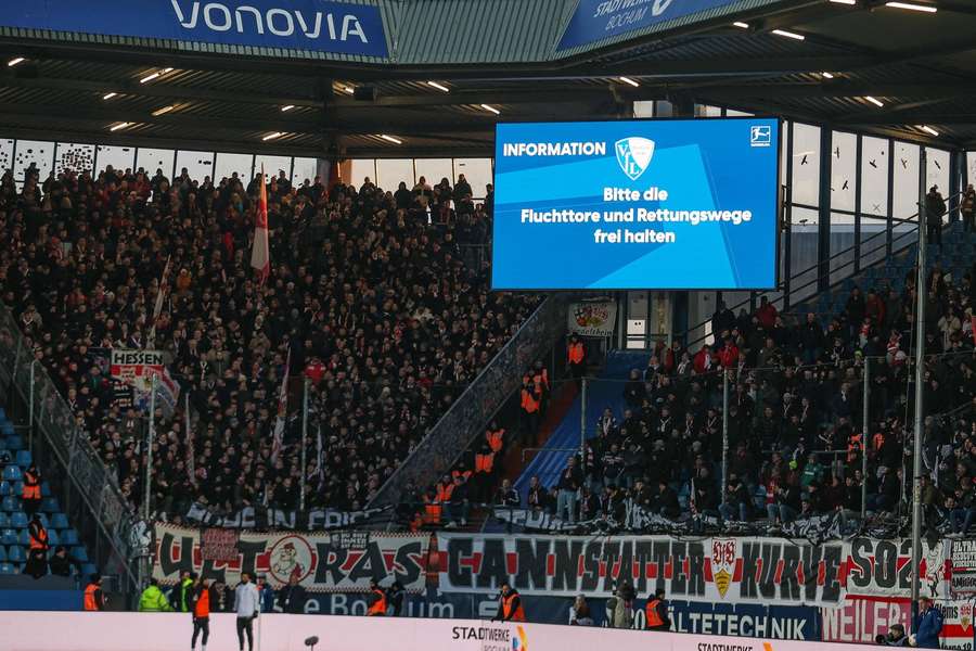 Bochum-Trainer Letsch von drohendem Spielabbruch genervt: "Hängt doch das Plakat ab"