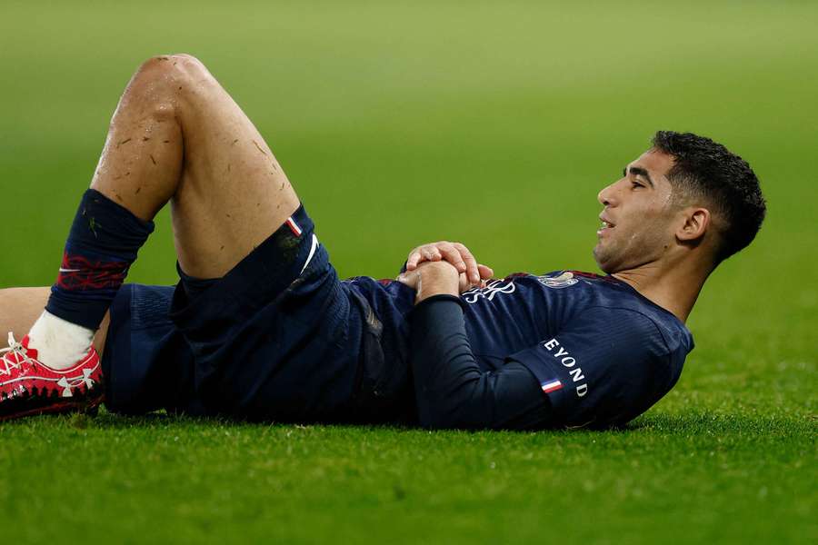 Hakimi má problémy mimo trávnika.