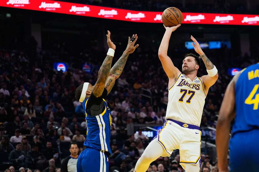 Lakers-Star Luka Doncic beim Wurf