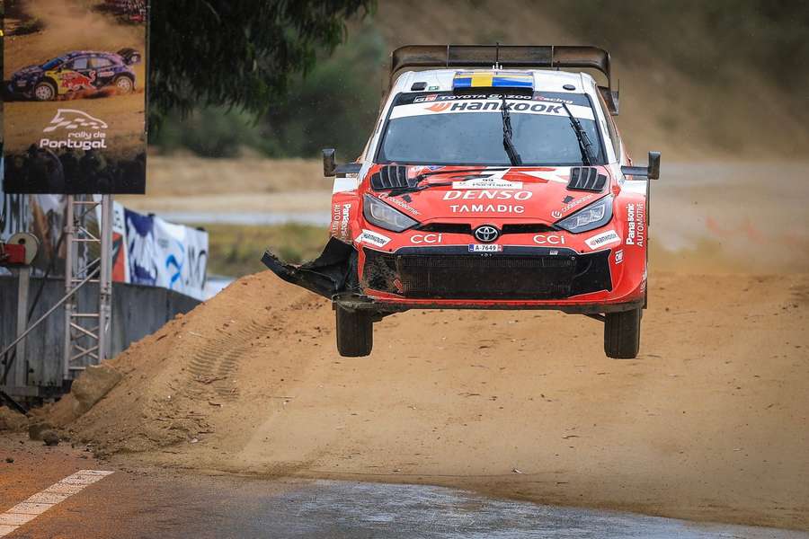 Oliver Solberg sofreu um furo na segunda passagem pela especial de Cabeceiras de Basto Oliver Solberg sofreu um furo na segunda passagem pela especial de Cabeceiras de Basto
