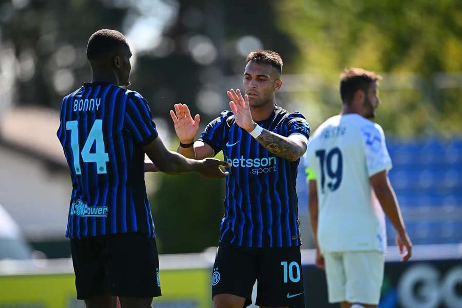 Bonny e Lautaro Martinez festeggiano il gol dell'ex Parma