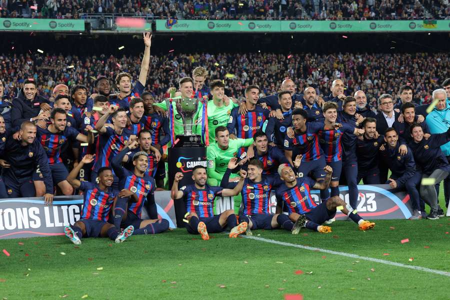 Jucătorii lui Xavi au ridicat trofeul La Liga pe Camp Nou