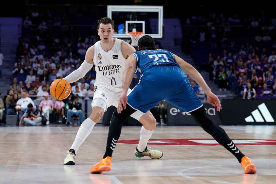 Hezonja maneja la bola en el Real Madrid-San Pablo Burgos