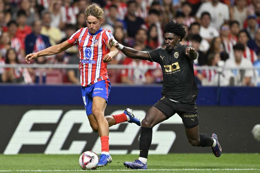Marcos Llorente, ante Thierry Correia, en el último Atlético de Madrid-Valencia