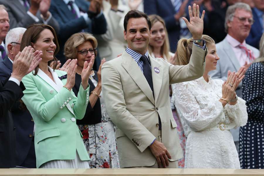 Roger Federer acena ao lado da sua mulher Mirka e de Kate Middleton, a Princesa de Gales
