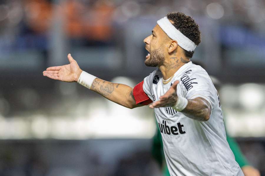 Neymar não poupou palavras ao responsável pelo gramado da Vila 