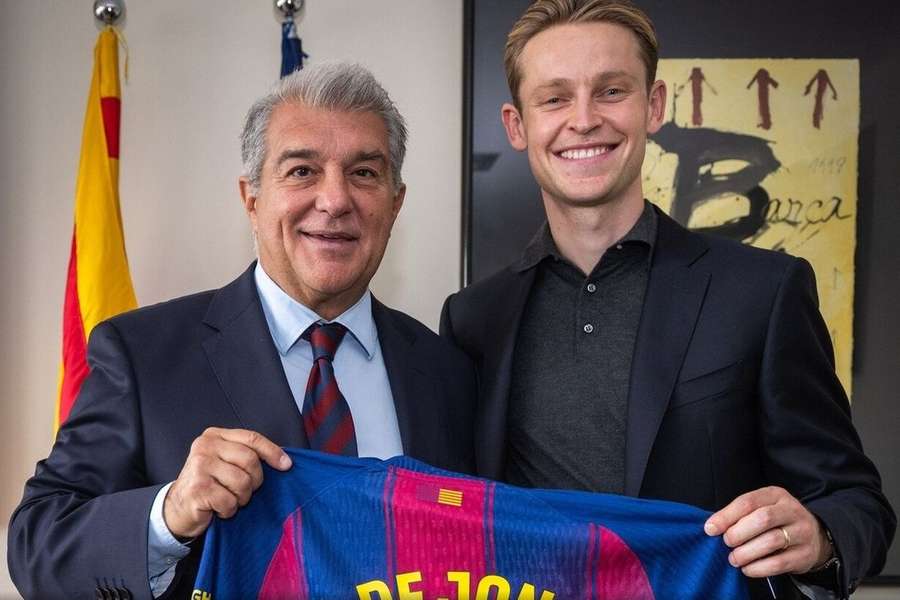 Frenkie de Jong renovou com o Barcelona até 2029