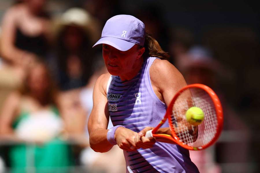 Iga Swiatek segue em frente em Paris