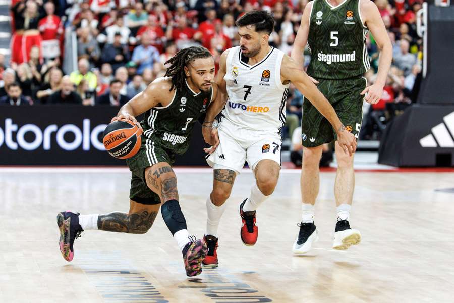 Campazzo frente a Carsen Edwards no jogo Bayern-Real Madrid