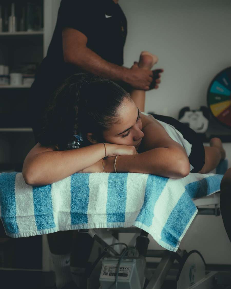 Louna Ribadeira en séance de kiné