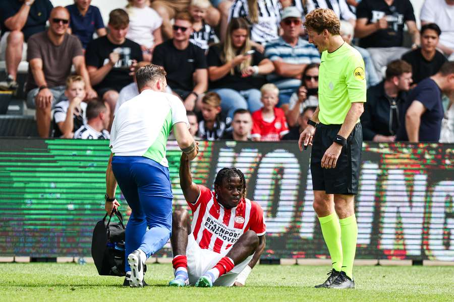 Johan Bakayoko moest geblesseerd het veld verlaten na het scoren van de 1-2