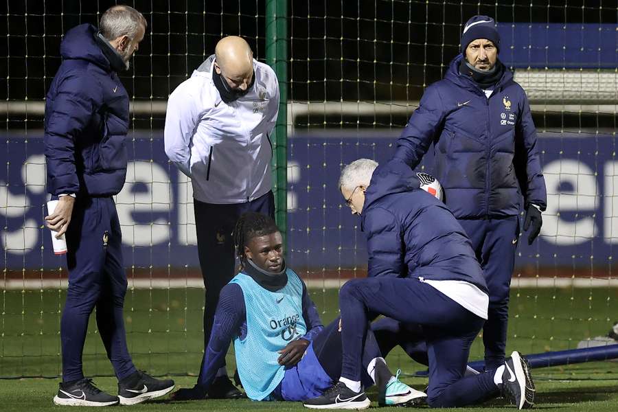 Eduardo Camavinga viene soccorso dal personale medico dopo essersi infortunato al ginocchio durante un allenamento con i compagni di squadra francesi.