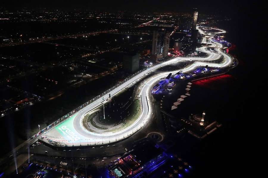 El circuito Jeddah Corniche de noche