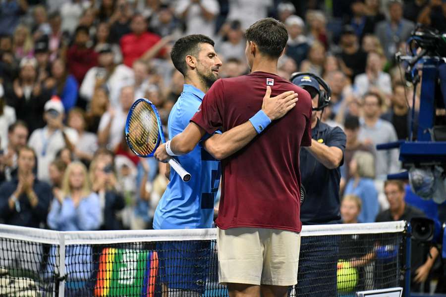 Djokovic félicitant Popyrin.