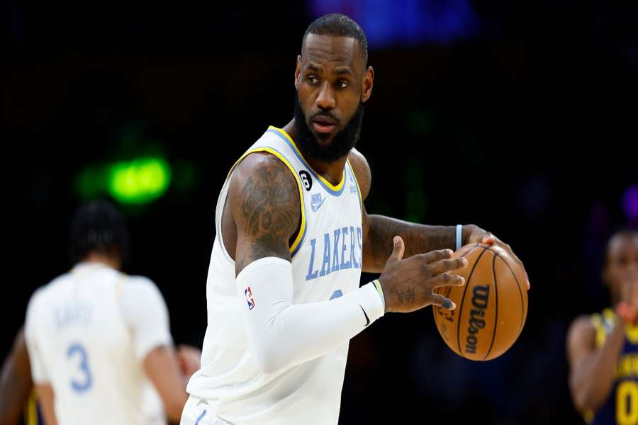 LeBron James estará al menos tres semanas de baja por lesión