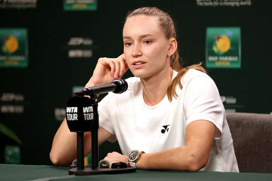 Jelena Rybakinová na tiskové konferenci v Indian Wells.