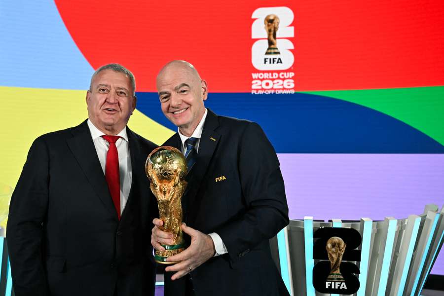 Prezes FIFA Gianni Infantino (z prawej) i prezes Albańskiego Związku Piłki Nożnej Armand Duka pozują z trofeum MŚ 2026.
