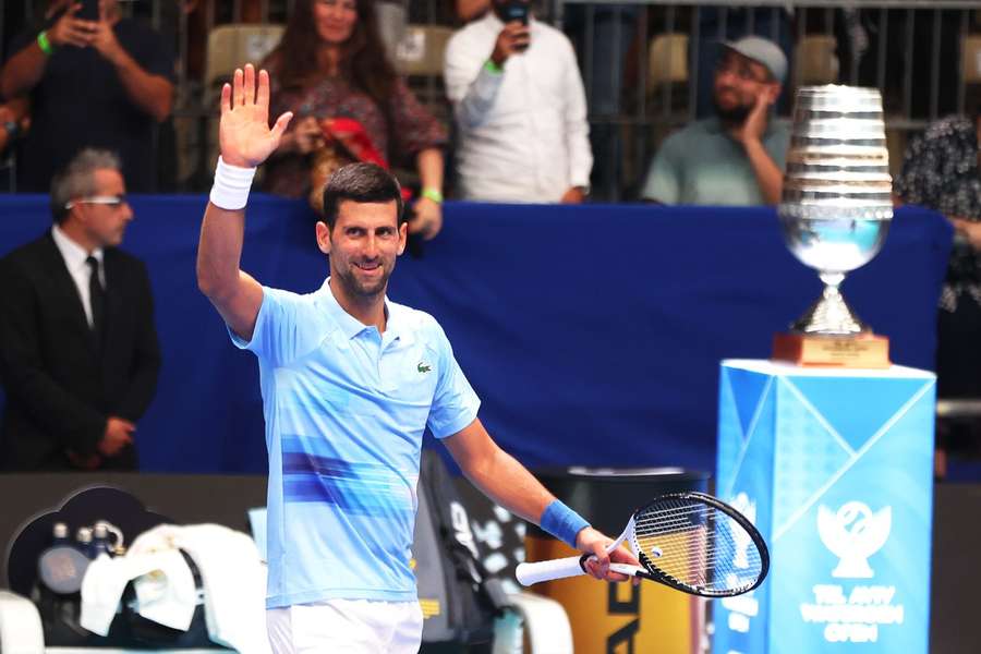 Novak Djokovic salue le public de Tel-Aviv après sa victoire face à Andujar. 