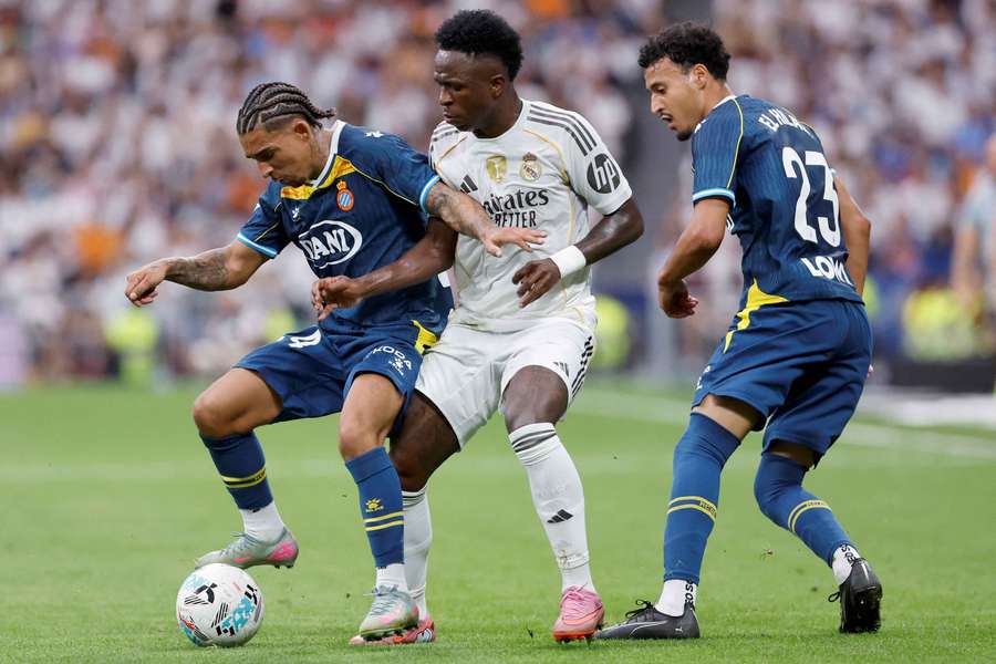 Vinícius lucha por un balón con Dolan y El Hilali