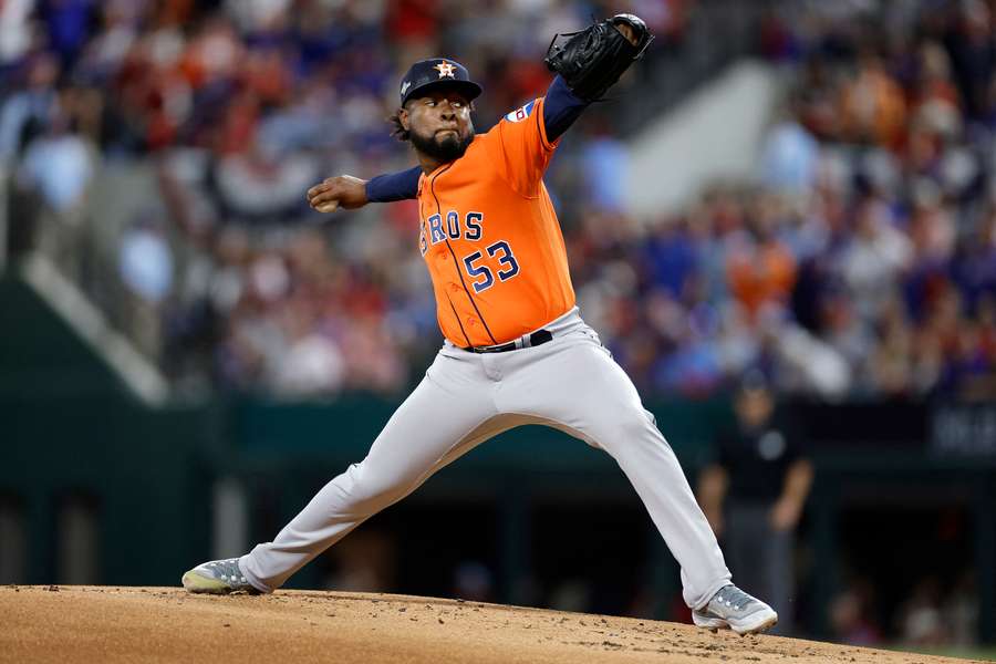 Cristian Javier pitched in de eerste inning tegen de Rangers