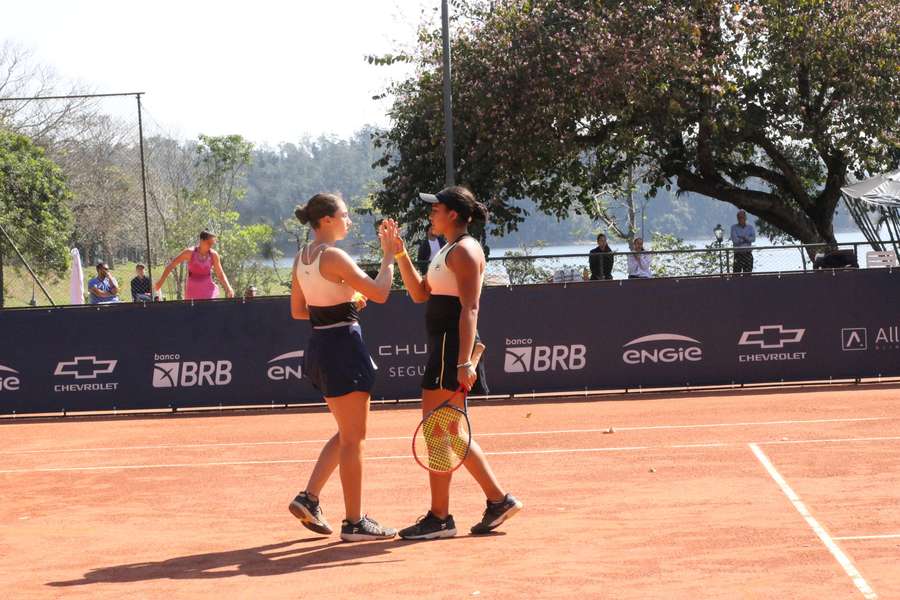 Nauhany Vitória (dir.) e Pietra Rivoli são promessas do tênis feminino do Brasil