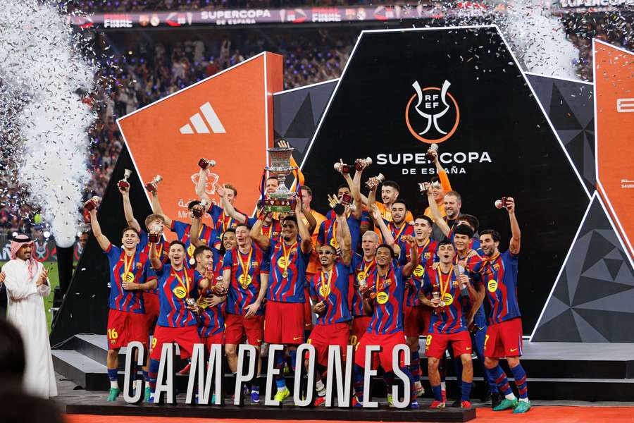 Barcelona świętująca zdobycie Superpucharu Hiszpanii w Dżuddzie w 2026 roku Barcelona świętująca zdobycie Superpucharu Hiszpanii w Dżuddzie w 2026 roku