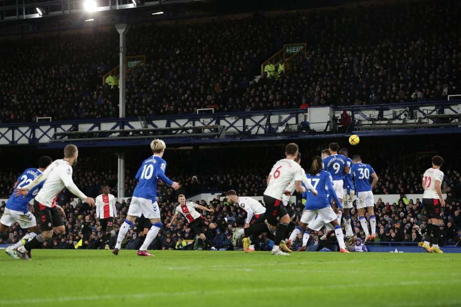 Ward-Prowse bends a freekick over the Everton wall