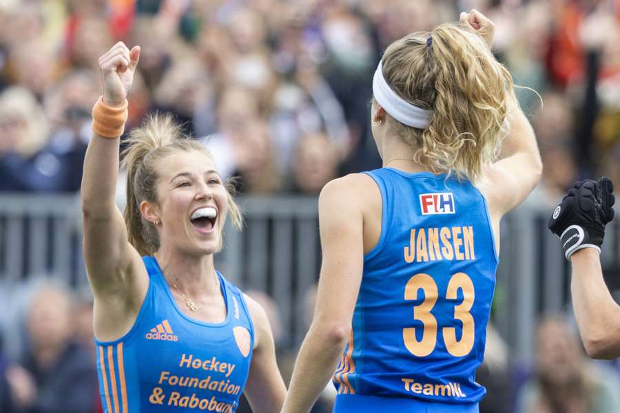 Yibbi Jansen en Xan De Waard maken kans op de titel beste hockeyster