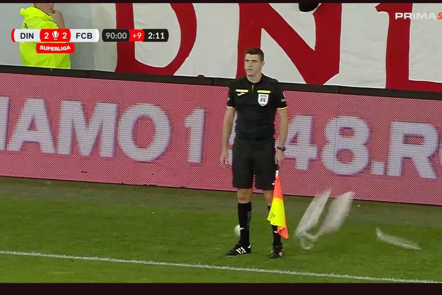 Arbitrul asistent Cosmin Bojan, aproape să fie lovit de un scaun aruncat de fanii dinamoviști