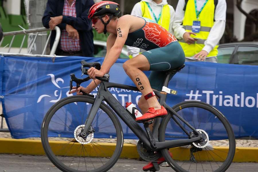 Uma medalha individual e o diploma na estafeta mista são objetivos olímpicos do triatlo português em Paris 2024